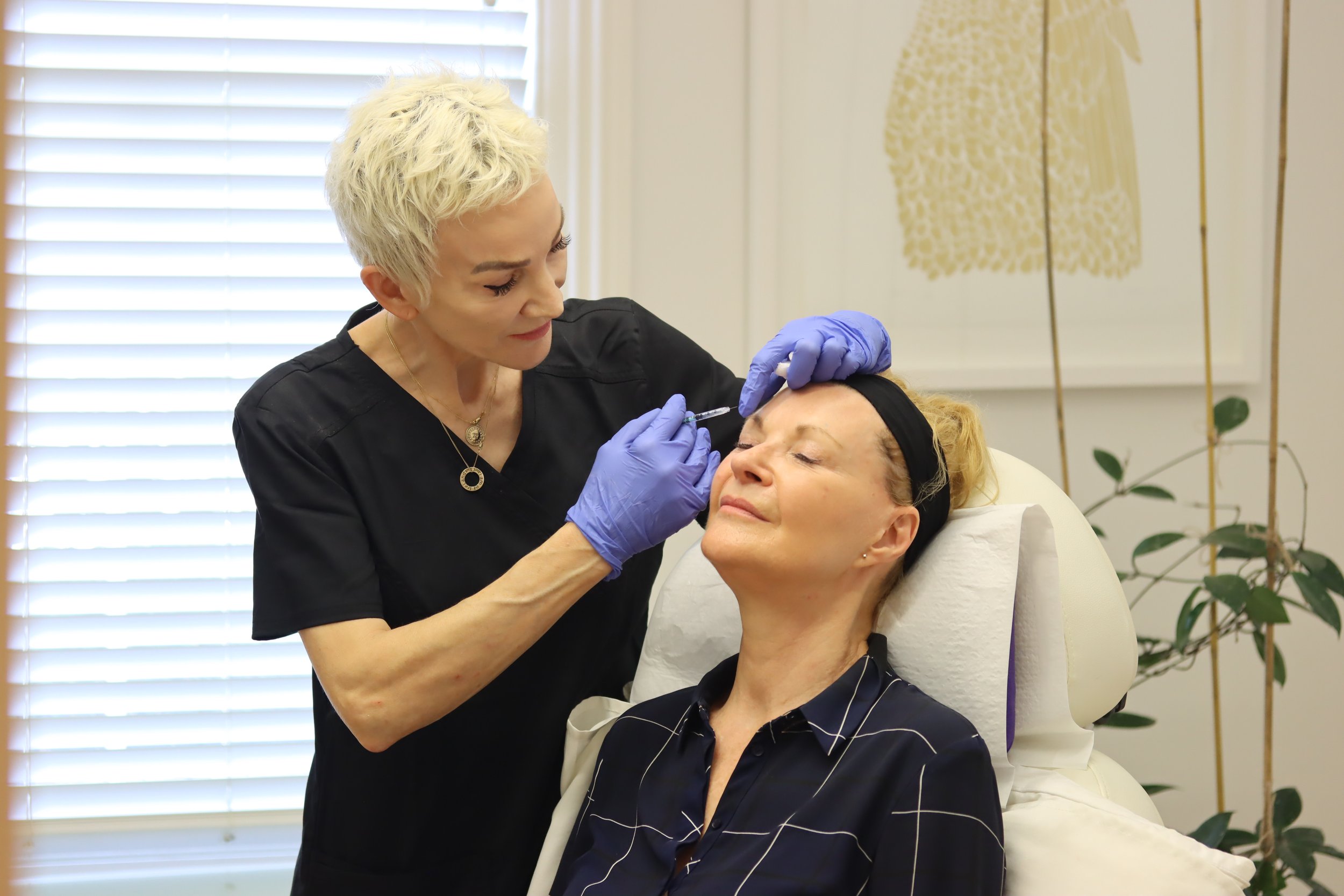 Dr Patti Piper administering an anti-wrinkle injection